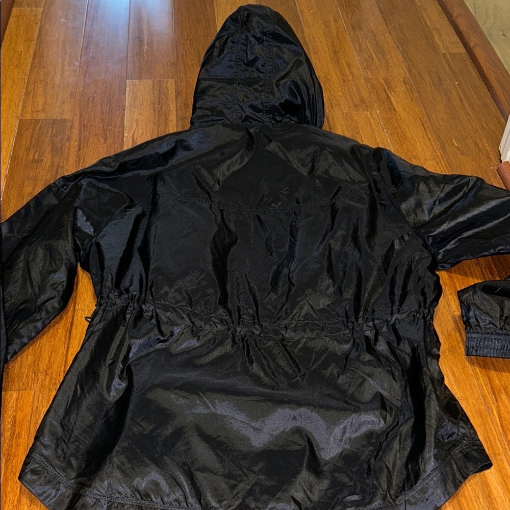 Nike Women's Shiny Black Utility Jacket for Running or Everyday Wear Size Small - Picture 6 of 8
